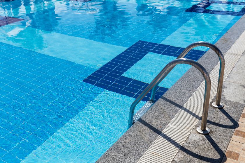 ¿Cómo limpiar una piscina después del invierno?