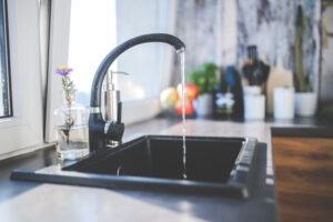 ¿Quién paga un desatasco en un piso alquilado?